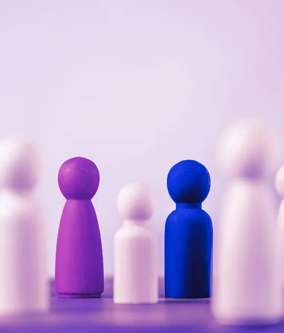 Gaia Demurtas ofrece sesiones que combinan Constelaciones Familiares y Psicología Clínica, tanto presenciales como virtuales. Emplea estas modalidades para identificar limitaciones y desequilibrios en las personas, estableciendo conexiones con su pasado y comprendiendo su comportamiento presente. Además, capacita a los individuos para tomar decisiones conscientes en su vida cotidiana.